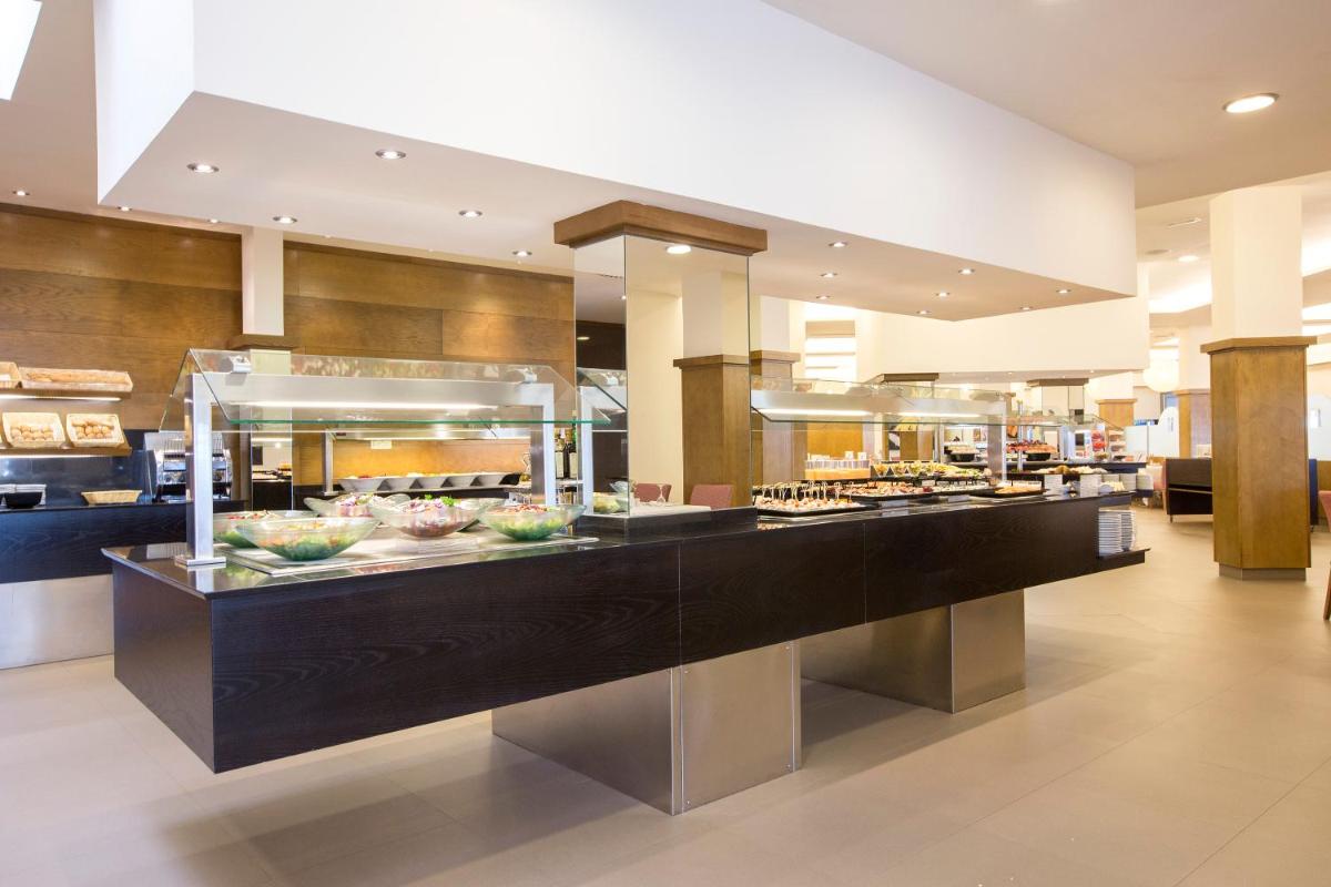 una línea de buffet en un restaurante con comida a la vista en Hipotels Cala Millor Park, en Cala Millor