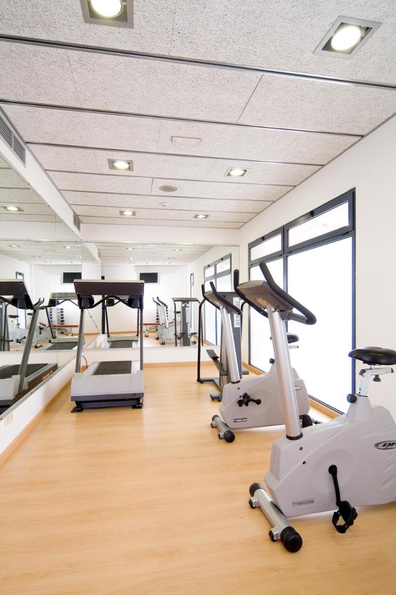 Gimnasio o instalaciones de fitness de Blaumar Hotel