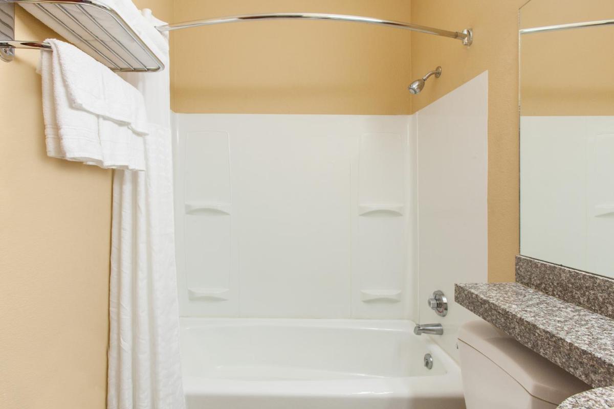 Microtel Inn by Wyndham Rogers - Housity