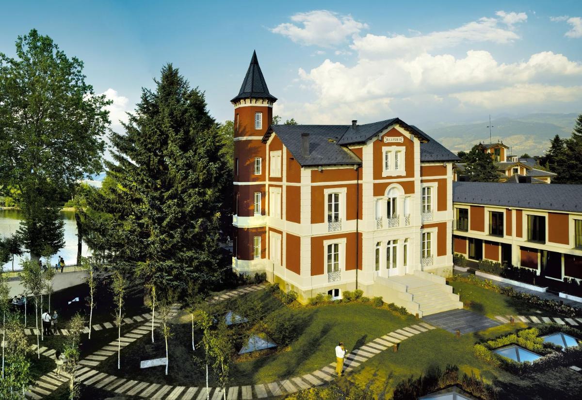 Una vista aérea de un gran edificio con una torre. en Hotel Villa Paulita, en Puigcerdà