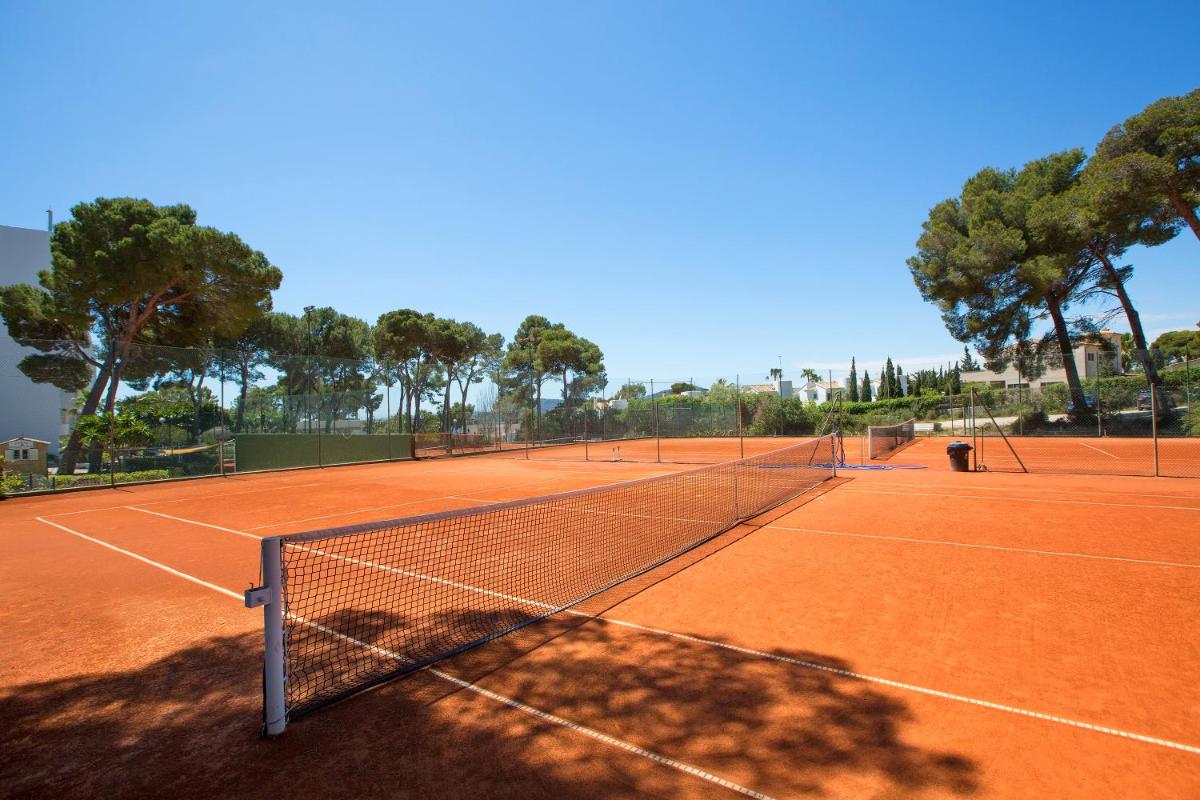 Instalaciones para jugar a tenis o squash en Hipotels Eurotel Punta Rotja Spa-Golf o alrededores
