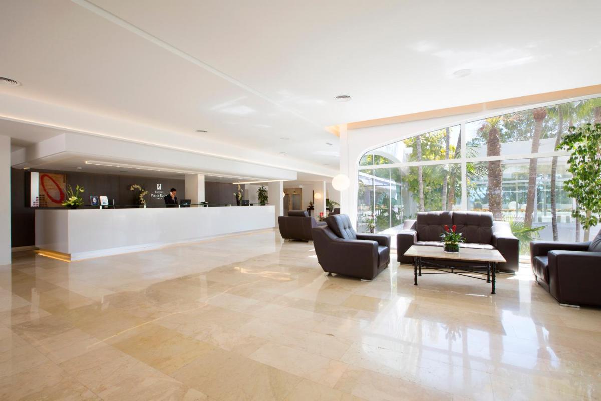 Un vestíbulo con sofás y un bar en un edificio. en Hipotels Eurotel Punta Rotja Spa-Golf, en Costa des Pins 85 fotos más