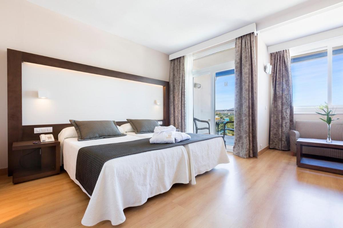 Cama o camas de una habitación en Hipotels Eurotel Punta Rotja Spa-Golf