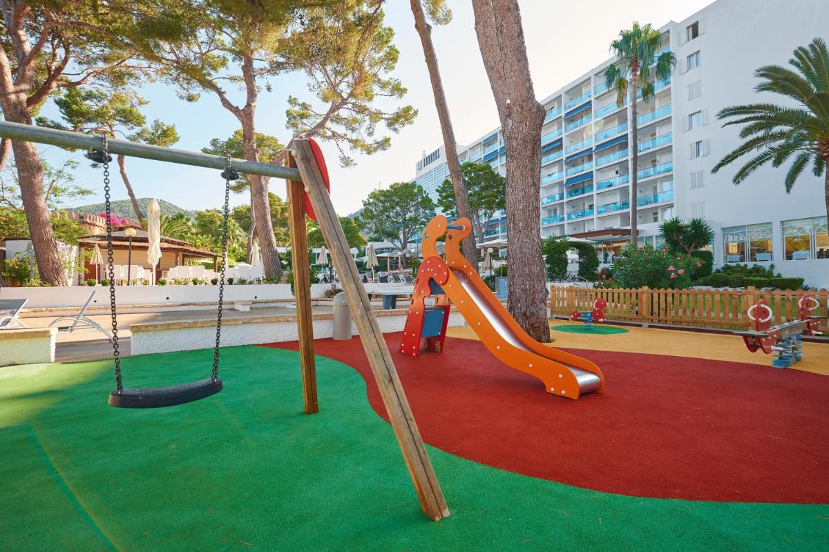 un parque infantil con dos columpios y un tobogán en Hipotels Eurotel Punta Rotja Spa-Golf, en Costa des Pins