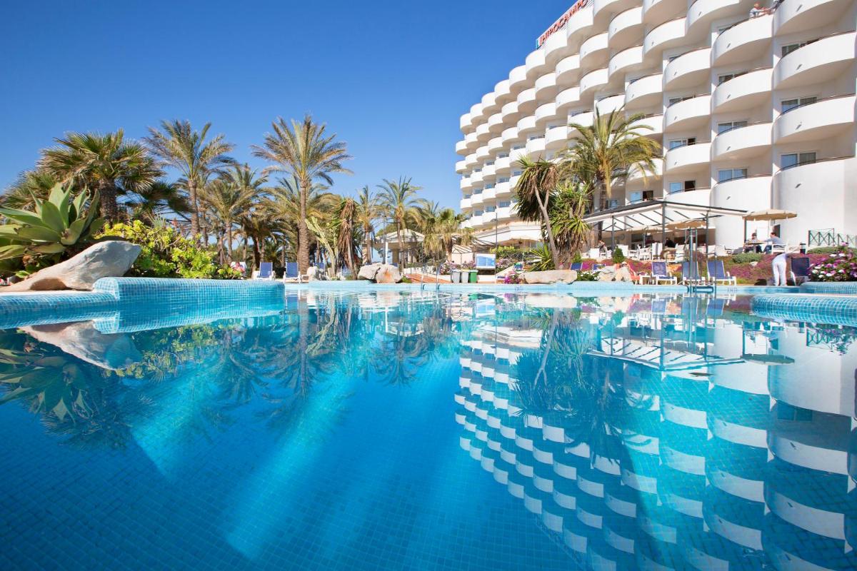 una piscina frente a un hotel en Hipotels Hipocampo Playa, en Cala Millor