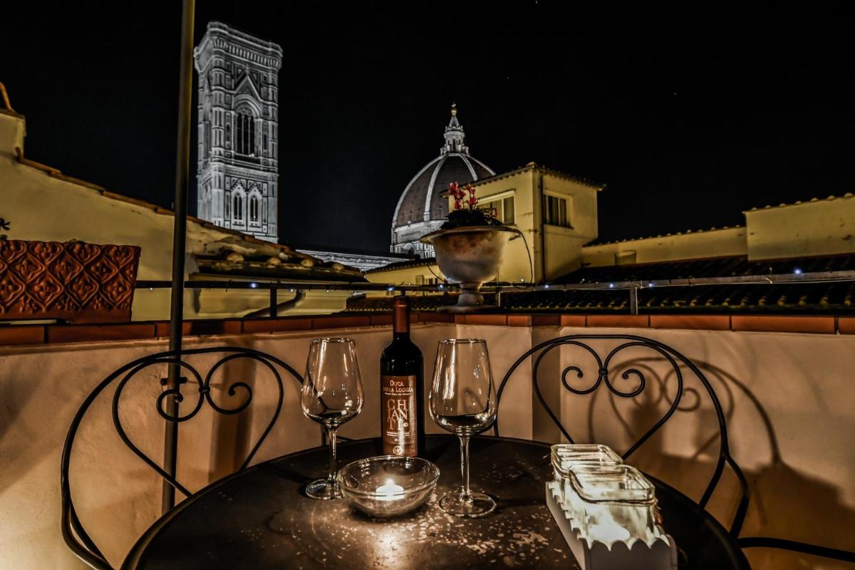 Romantic Terrace - Housity