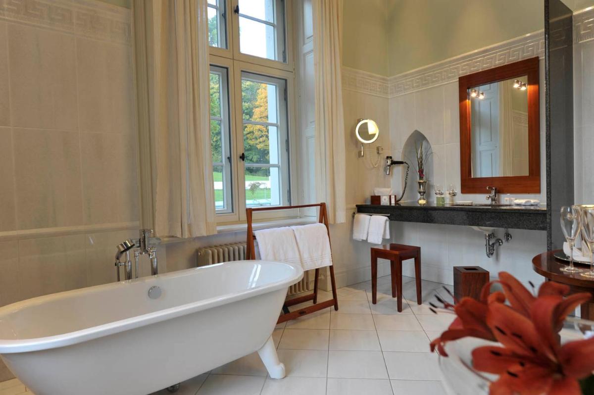 Ein Badezimmer in der Unterkunft Schlosshotel Burg Schlitz