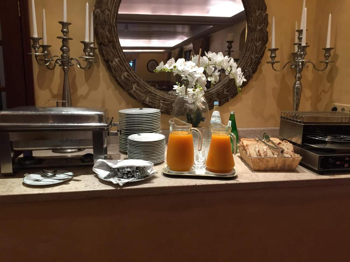 A cozinha ou kitchenette de Lawrences Hotel