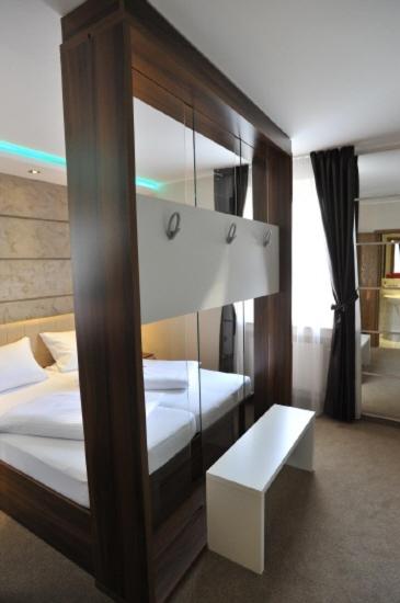 Hotel Bergischer Hof - Housity