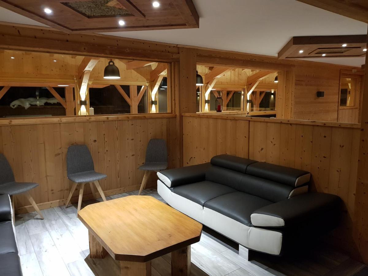 Coin salon dans l'établissement Alpen Roc