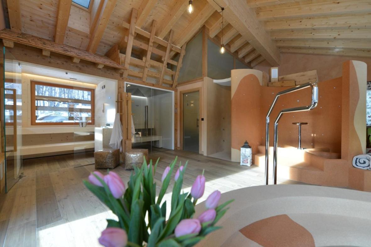 Hotel Des Roses - Housity