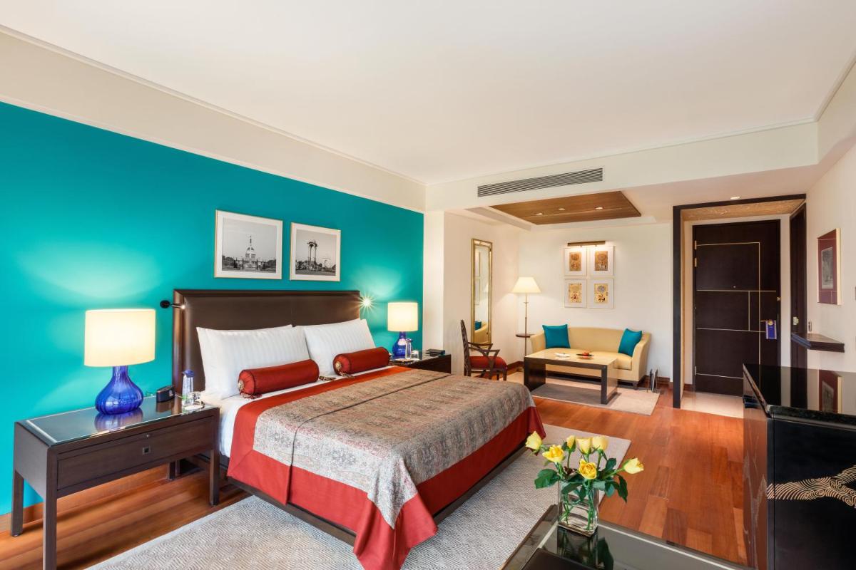 a bedroom with a bed and a blue wall at The Oberoi New Delhi in New Delhi a bedroom with a bed and a blue wall at The Oberoi New Delhi in New Delhi