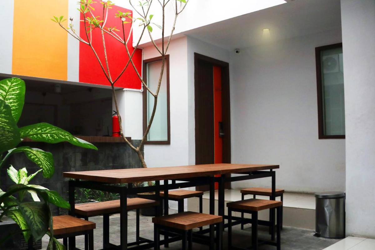 Front One Inn Sidoarjo - Housity