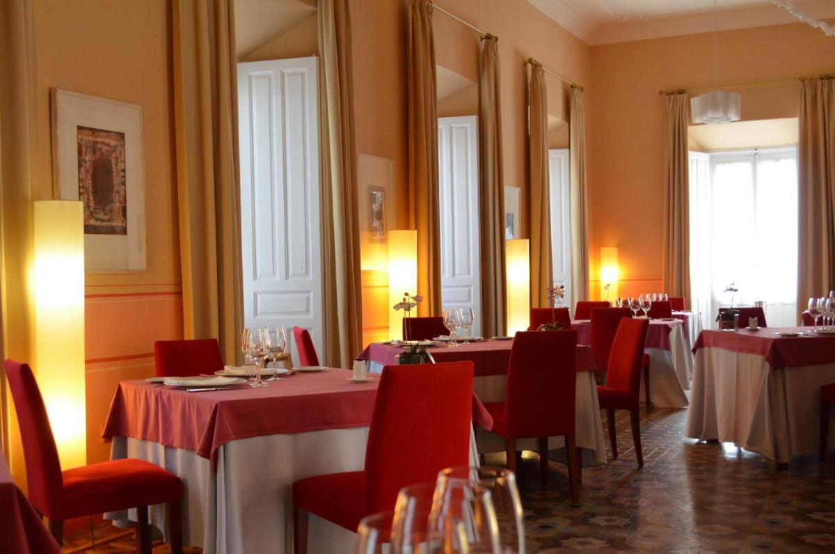 Un restaurante o sitio para comer en Hotel Mirador de Llerena
