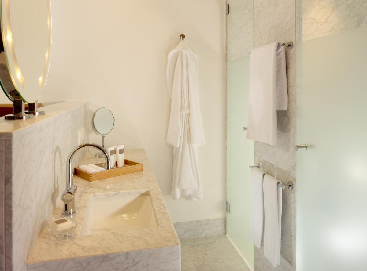 Ein Badezimmer in der Unterkunft HYPERION Hotel Dresden Am Schloss Ein Badezimmer in der Unterkunft HYPERION Hotel Dresden Am Schloss