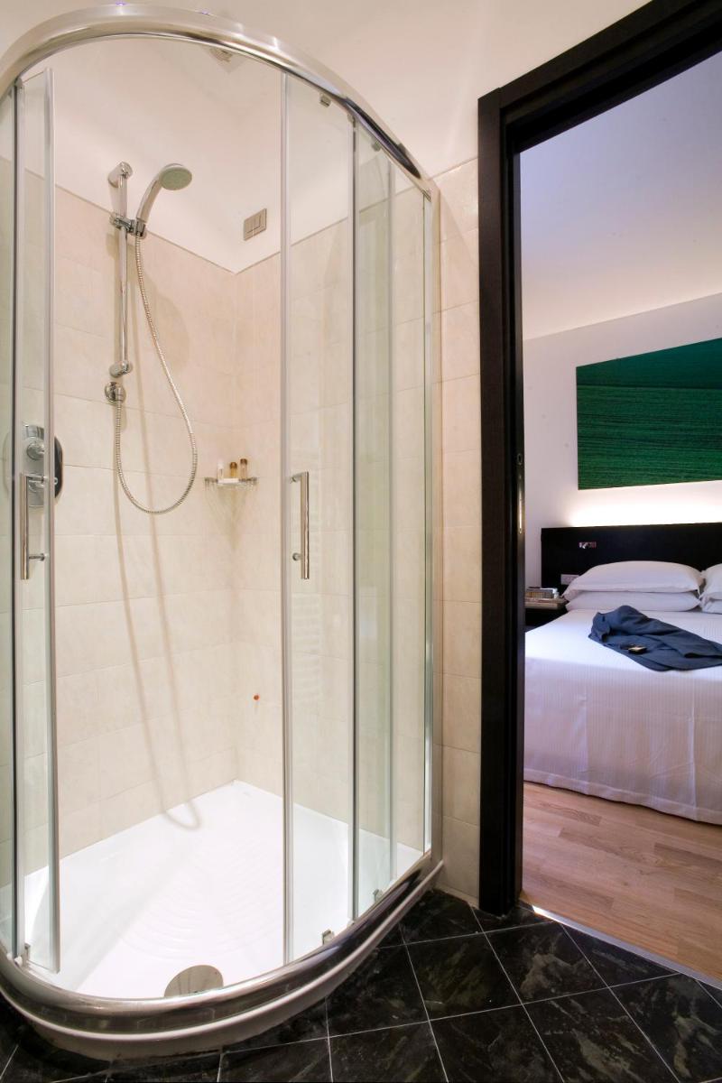 Card International Hotel - Housity
