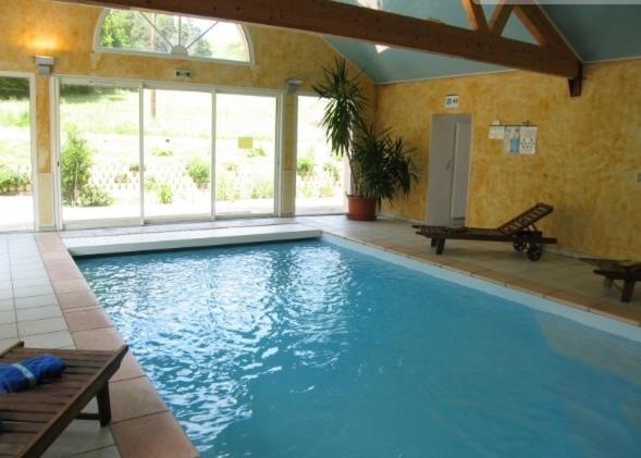 Piscine de l'établissement Hôtel du Bout du Monde ou située à proximité