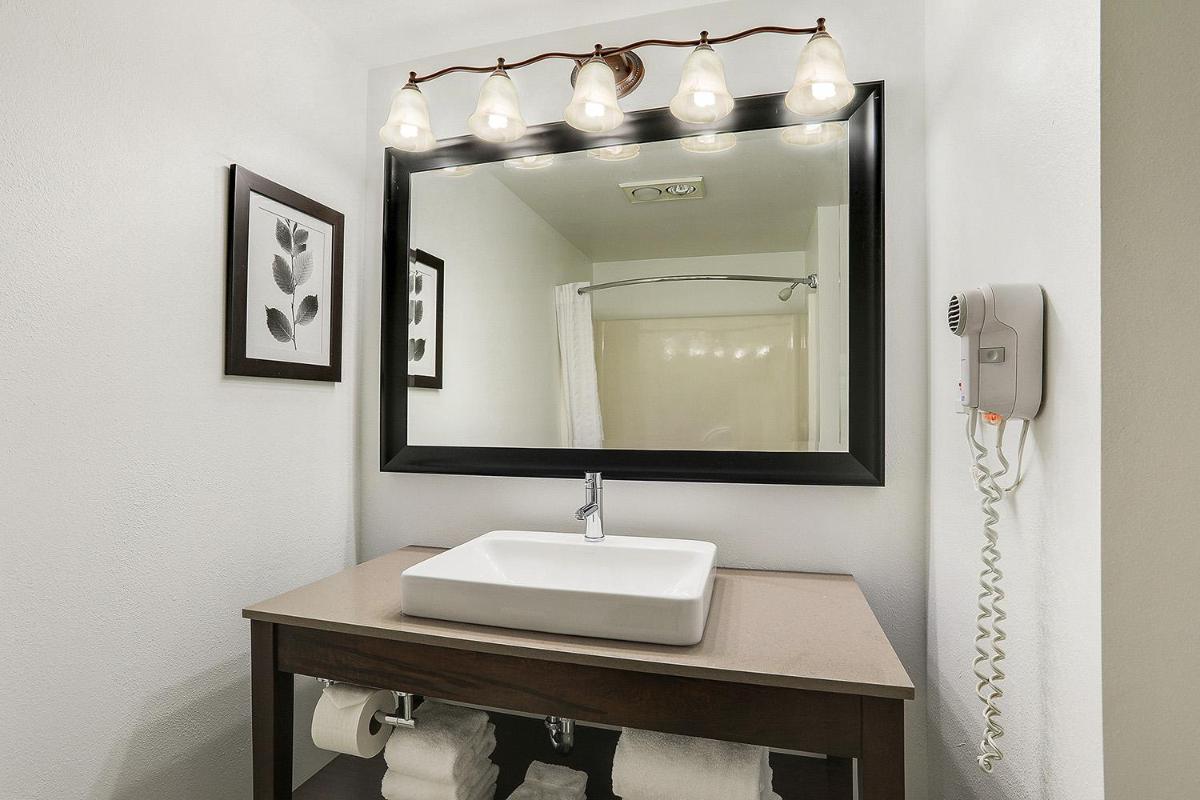 Country Inn & Suites by Radisson, Green Bay, WI - Housity