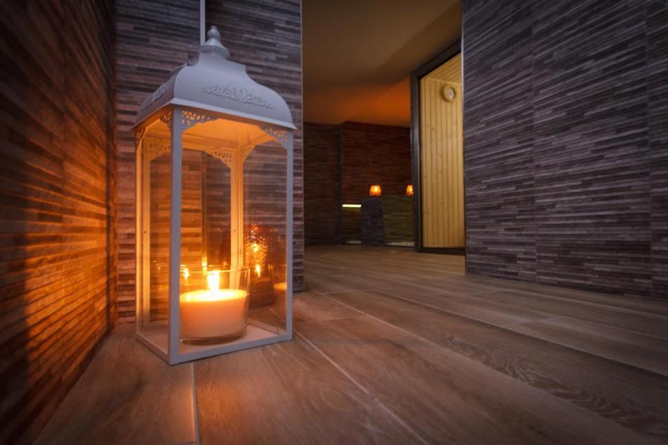 una linterna con una vela en una habitación en Hotel Eth Solan & SPA, en Vielha