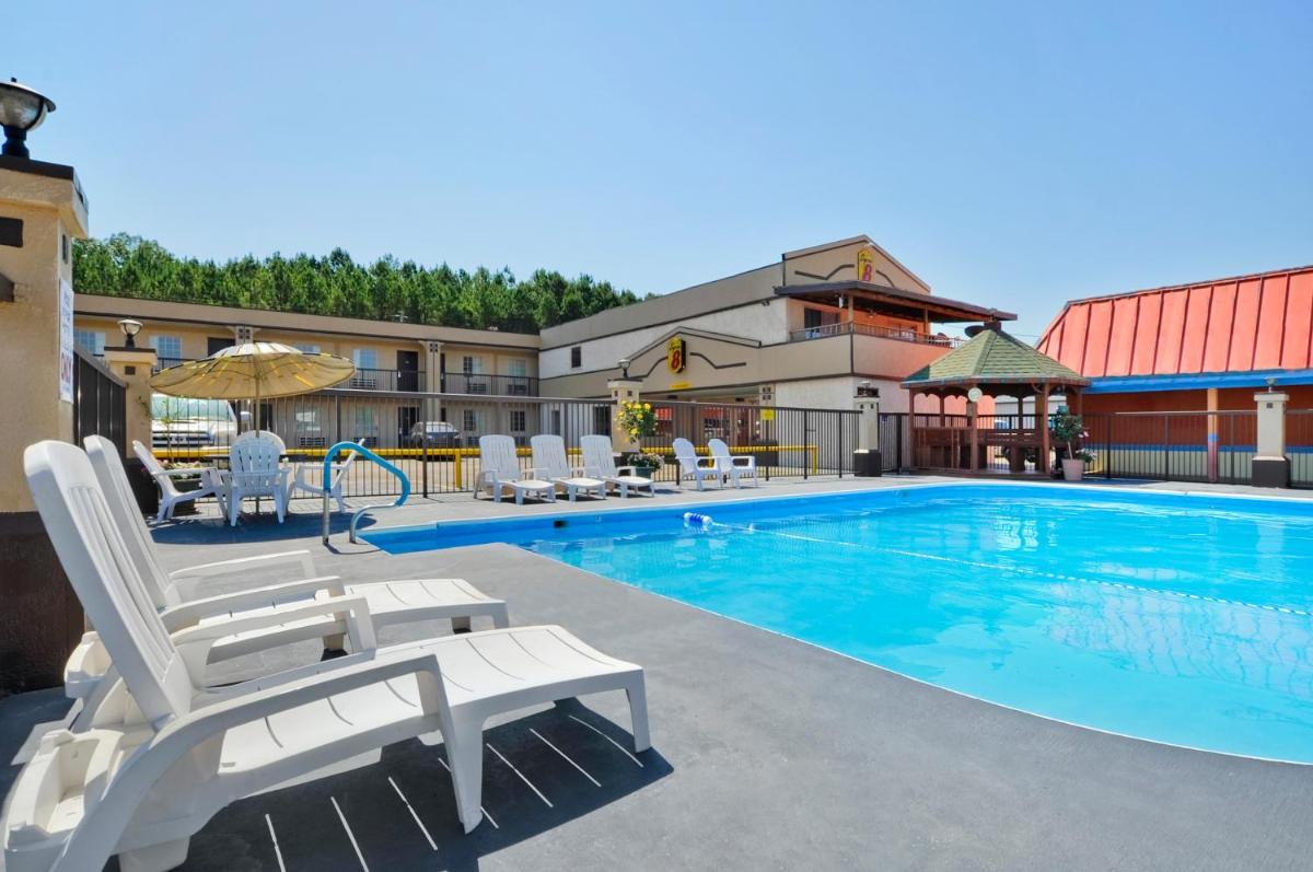 Super 8 by Wyndham Monticello AR - Housity