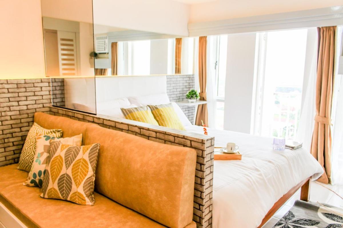 Light and Chic - Tagaytay Vacation Pad - Housity