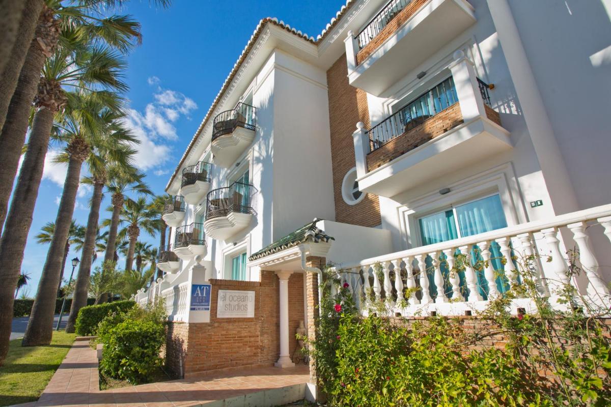 una casa blanca con palmeras delante en El Oceano Beach Hotel Adults only recommended, en La Cala de Mijas