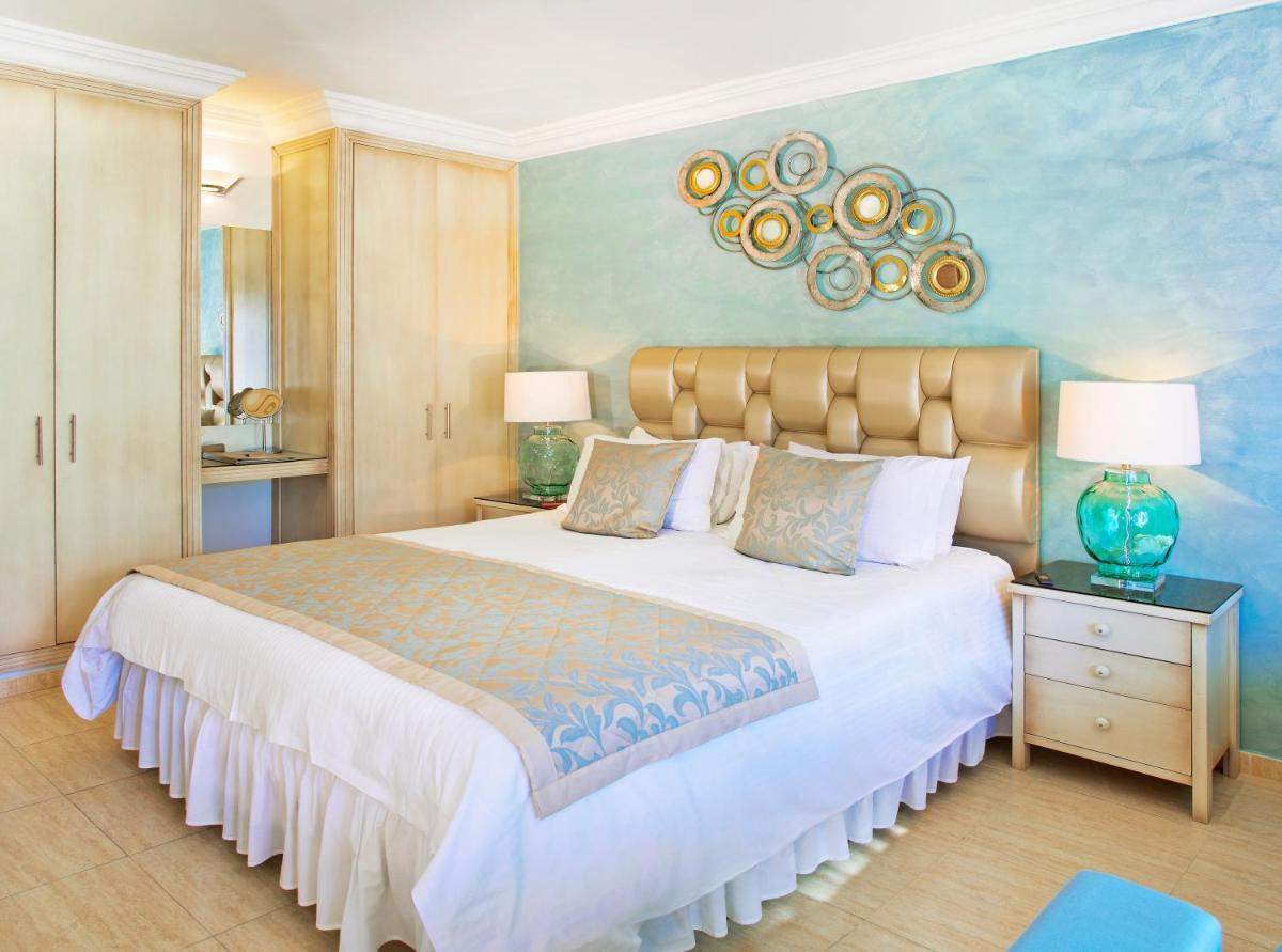 Un dormitorio con una cama grande en una habitación. en El Oceano Beach Hotel Adults only recommended, en La Cala de Mijas 38 fotos más