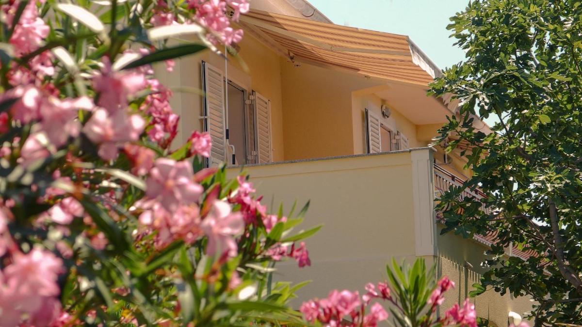 Adria Arba - Housity