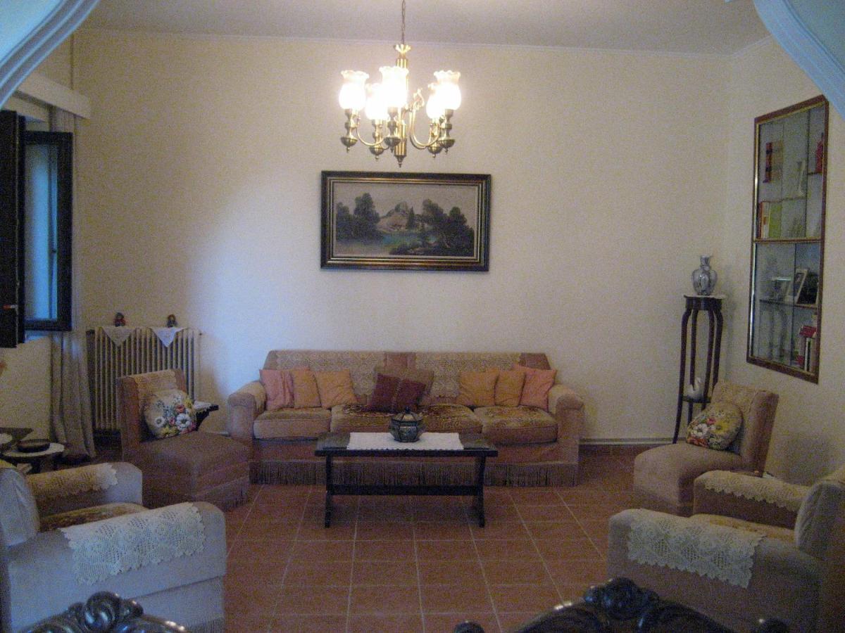 Traditional stone house with beautiful garden - Housity