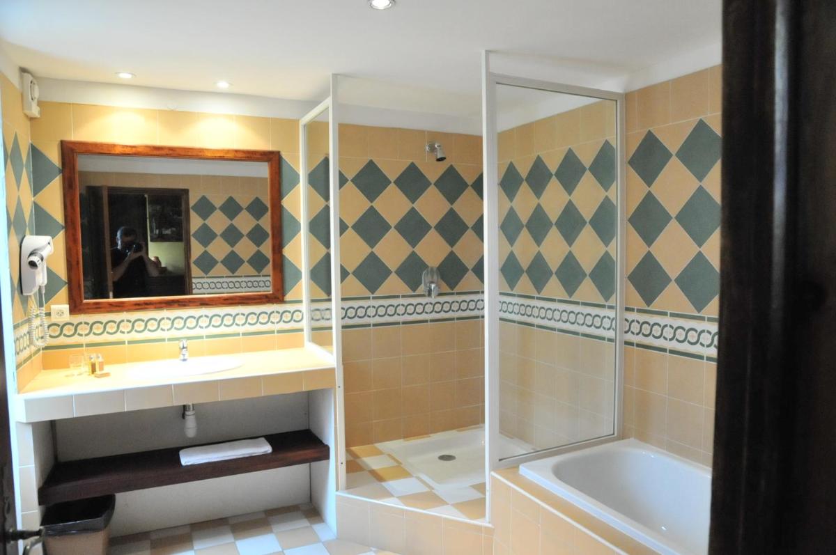 Salle de bains dans l'établissement Domaine du Grand Malherbes