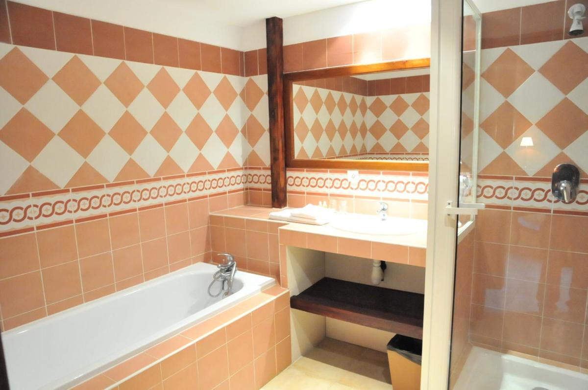 Salle de bains dans l'établissement Domaine du Grand Malherbes