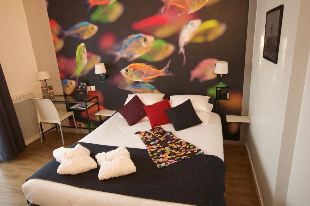 - une chambre avec un lit doté d'oreillers et de cravates dans l'établissement La Villa en L'île - 2 Piscines & Spa, à Noirmoutier-en-l'lle