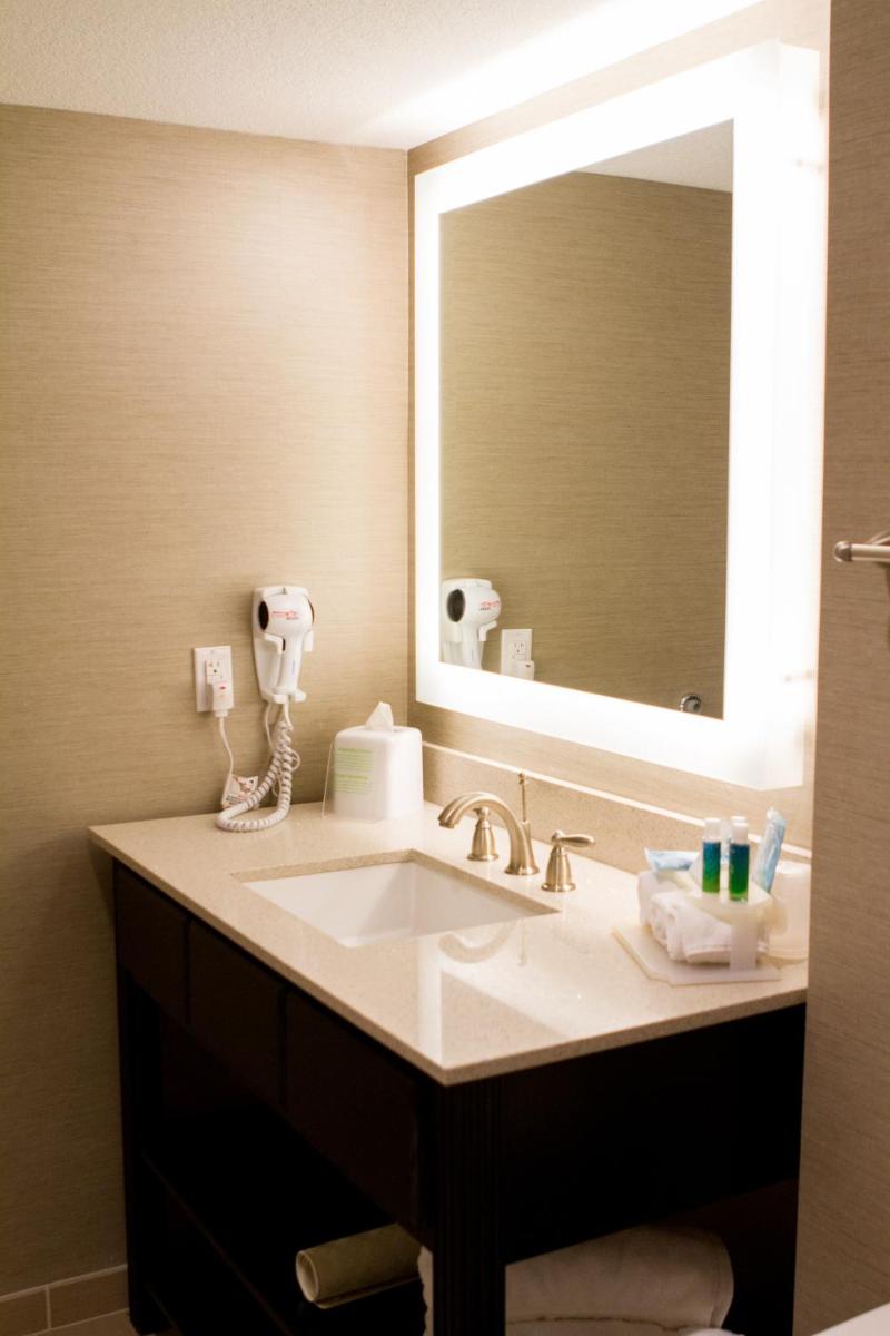 Holiday Inn Express & Suites San Antonio Medical Center North, an IHG Hotel - Hizvo