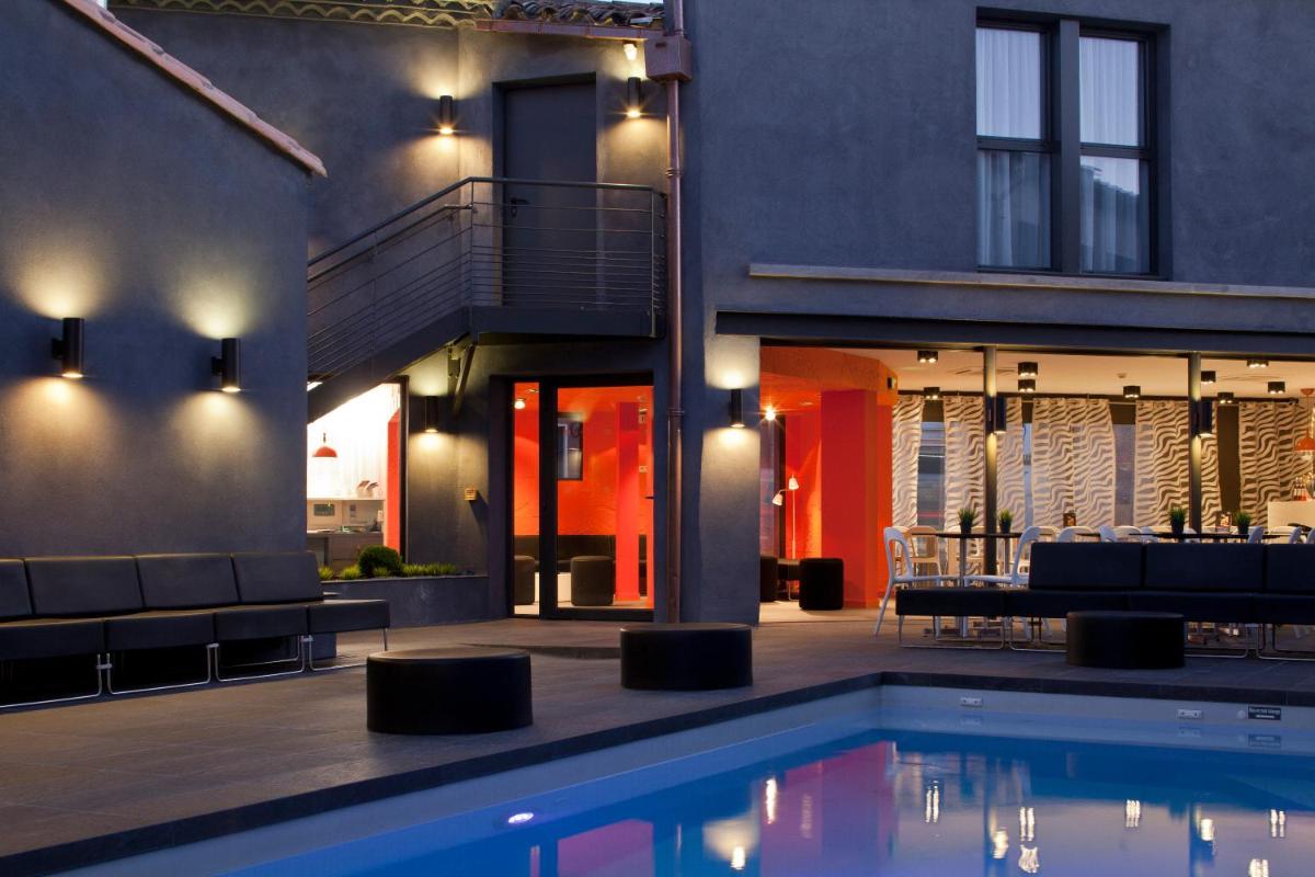 une maison avec une piscine devant une maison dans l'établissement Hôtel De L'octroi, à Carcassonne
