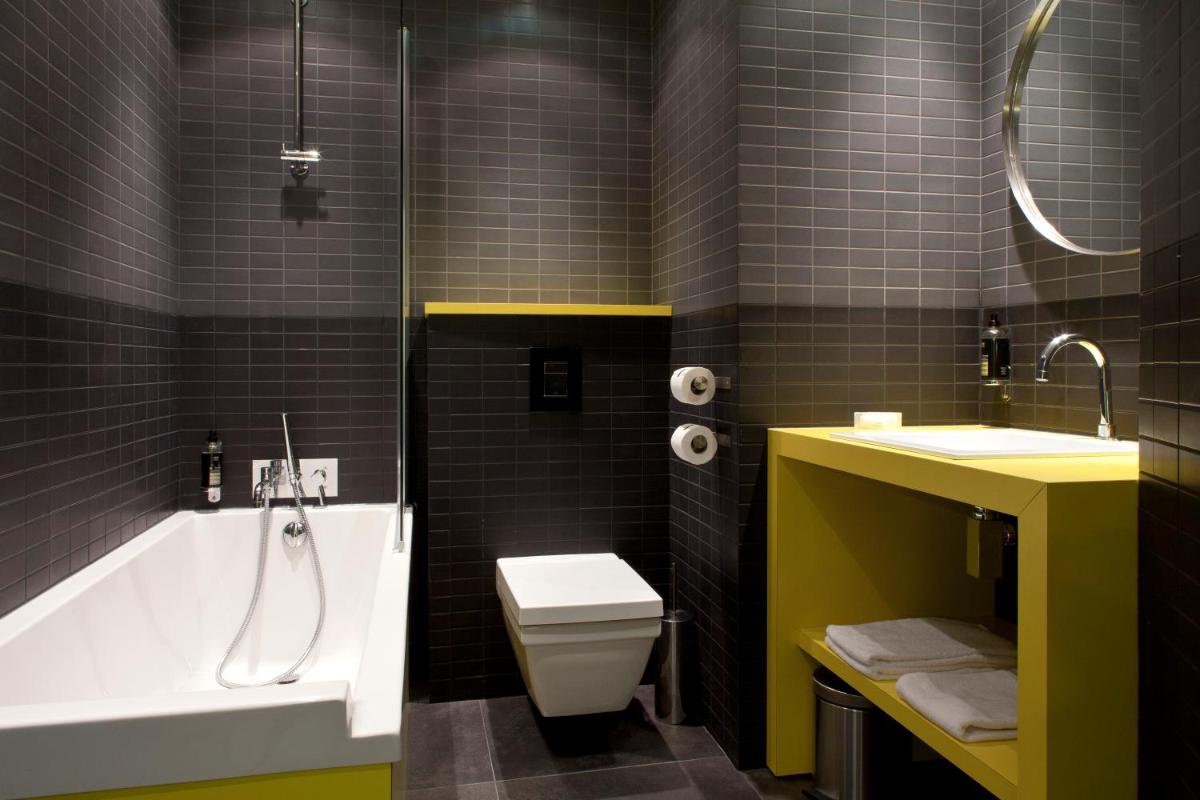 Salle de bains dans l'établissement Hôtel Montmorency & Spa