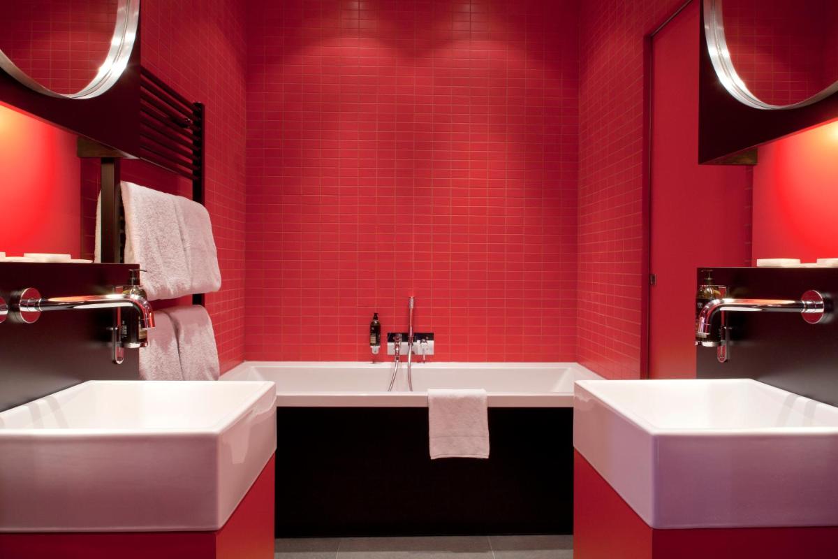 Salle de bains dans l'établissement Hôtel Montmorency & Spa