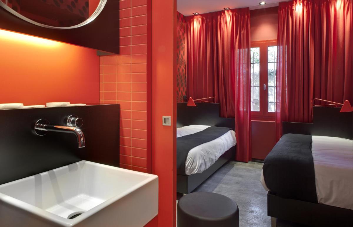 Salle de bains dans l'établissement Hôtel Montmorency & Spa