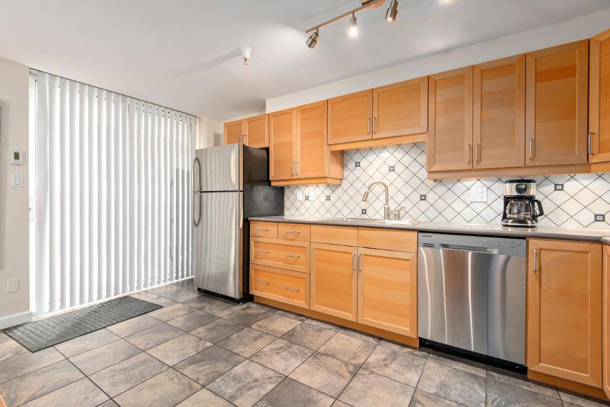3BR/3BA Downtown Luxury Townhouse - Housity