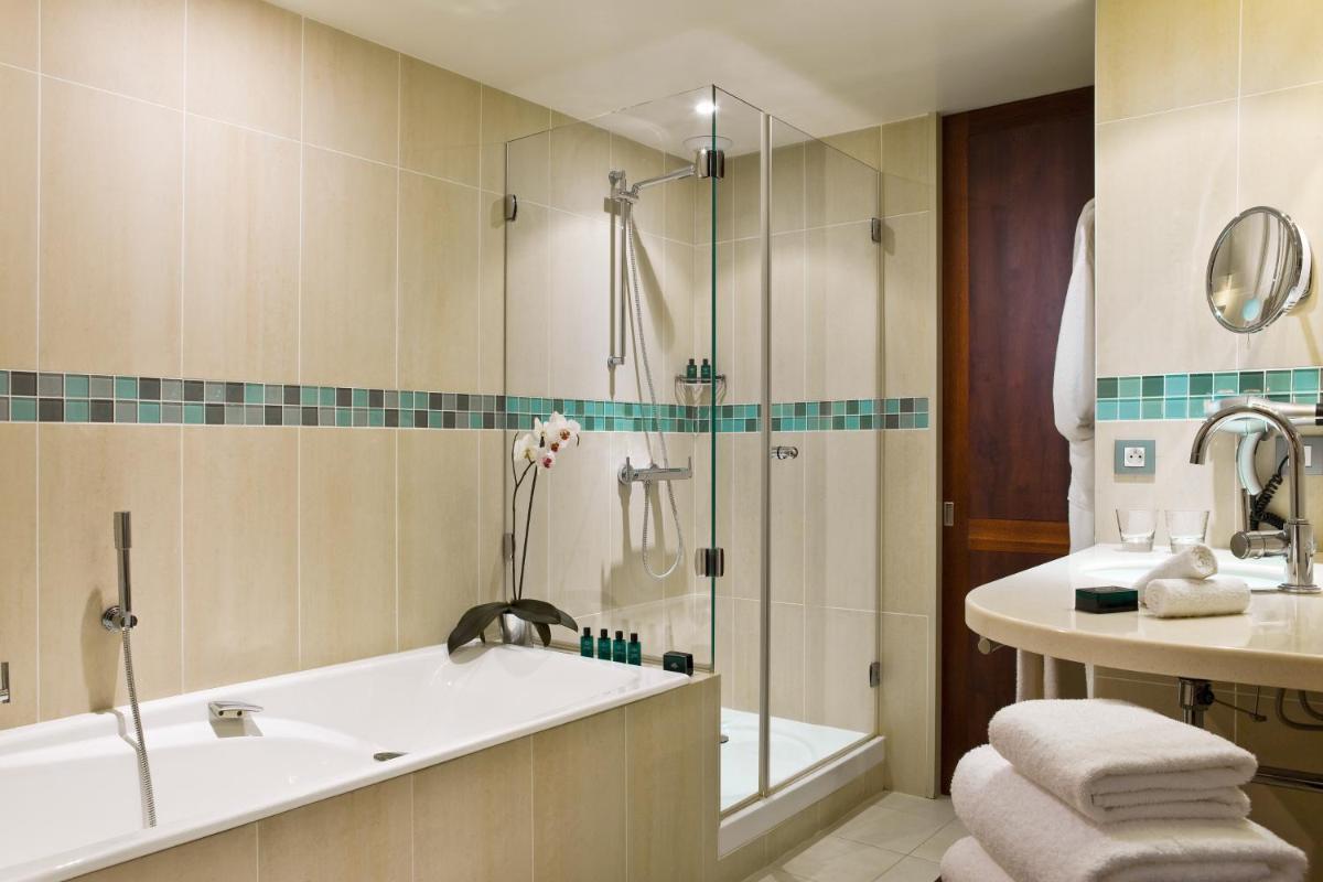 Salle de bains dans l'établissement Sofitel Marseille Vieux-Port