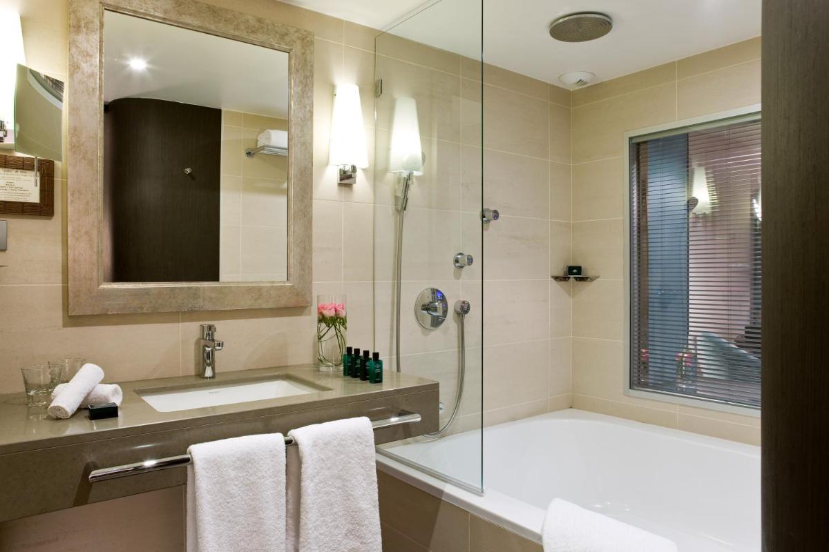 Salle de bains dans l'établissement Sofitel Marseille Vieux-Port