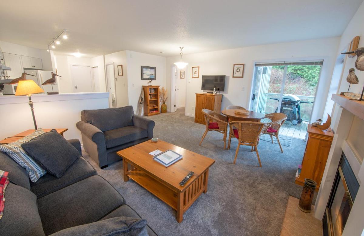 Luxury Oceanfront Condo by OnlyBC 101 - Housity