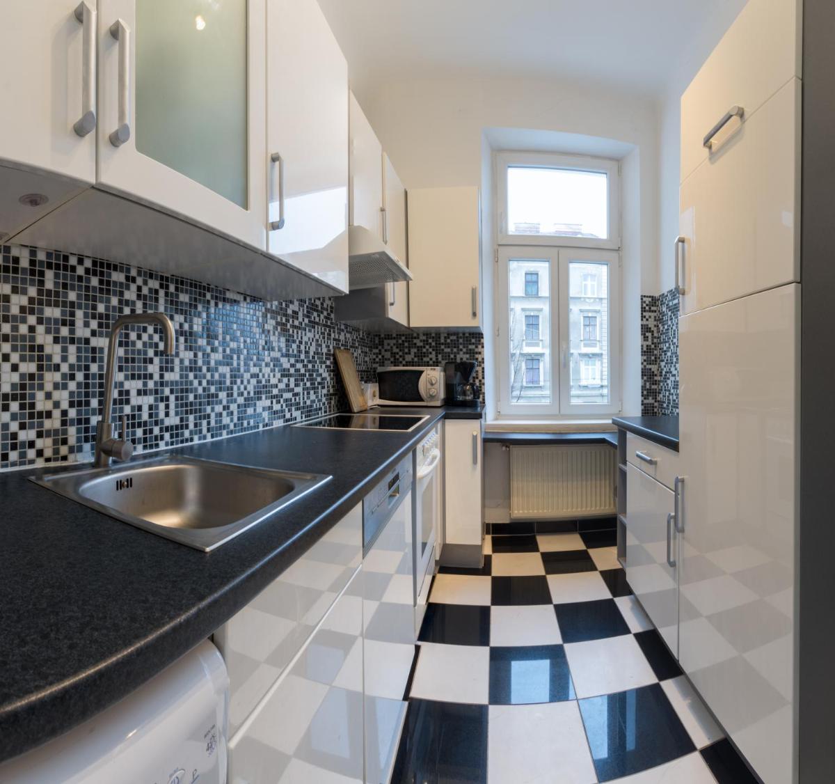 Spacious Apartment in Center with Terrace - Housity