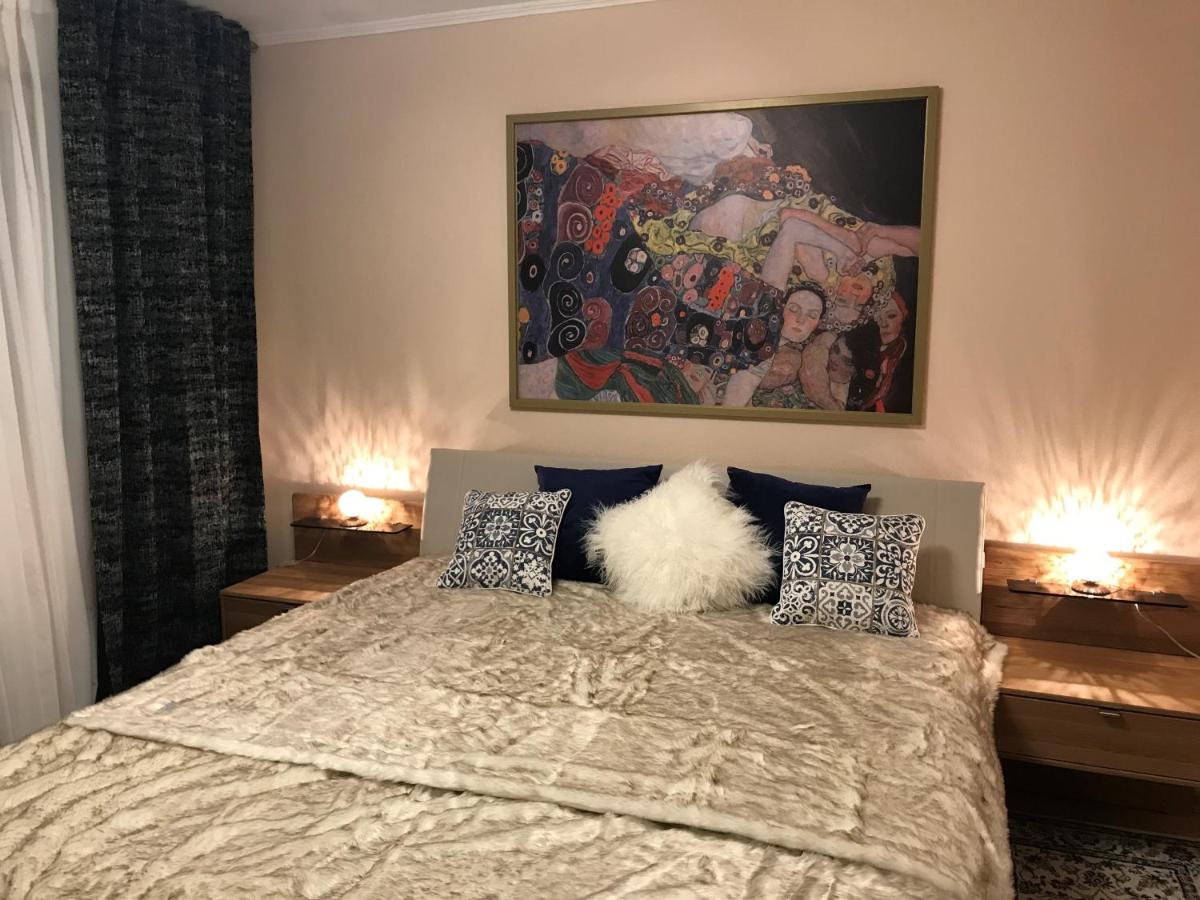 Sky 2 room comfort apartment Lindenhof - Housity