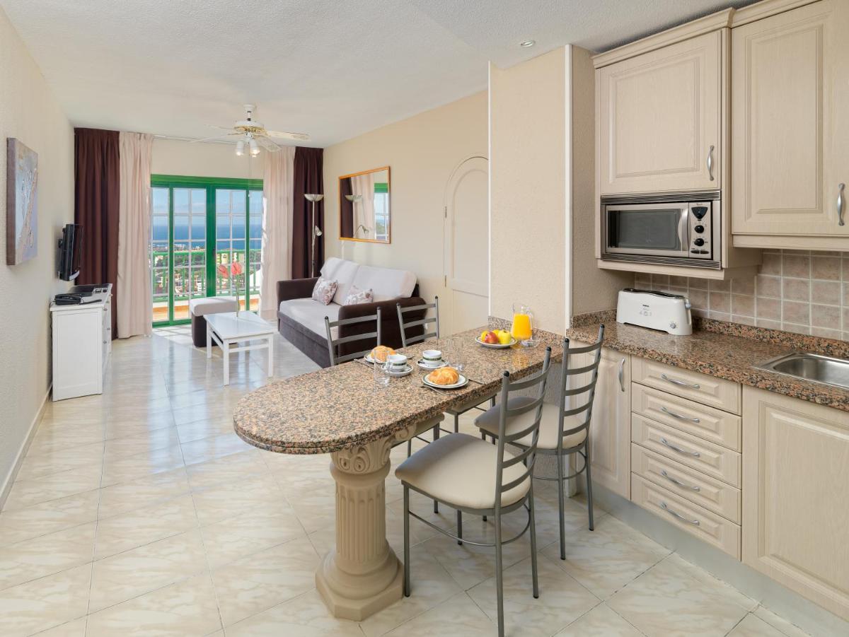 Una cocina o zona de cocina en Regency Torviscas Apartments and Suites