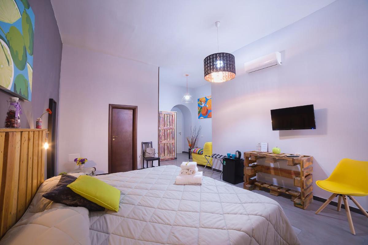 Suitetrails - Le 4 Stagioni Dante's Suites H Napoli Centro, by ClaPa Group