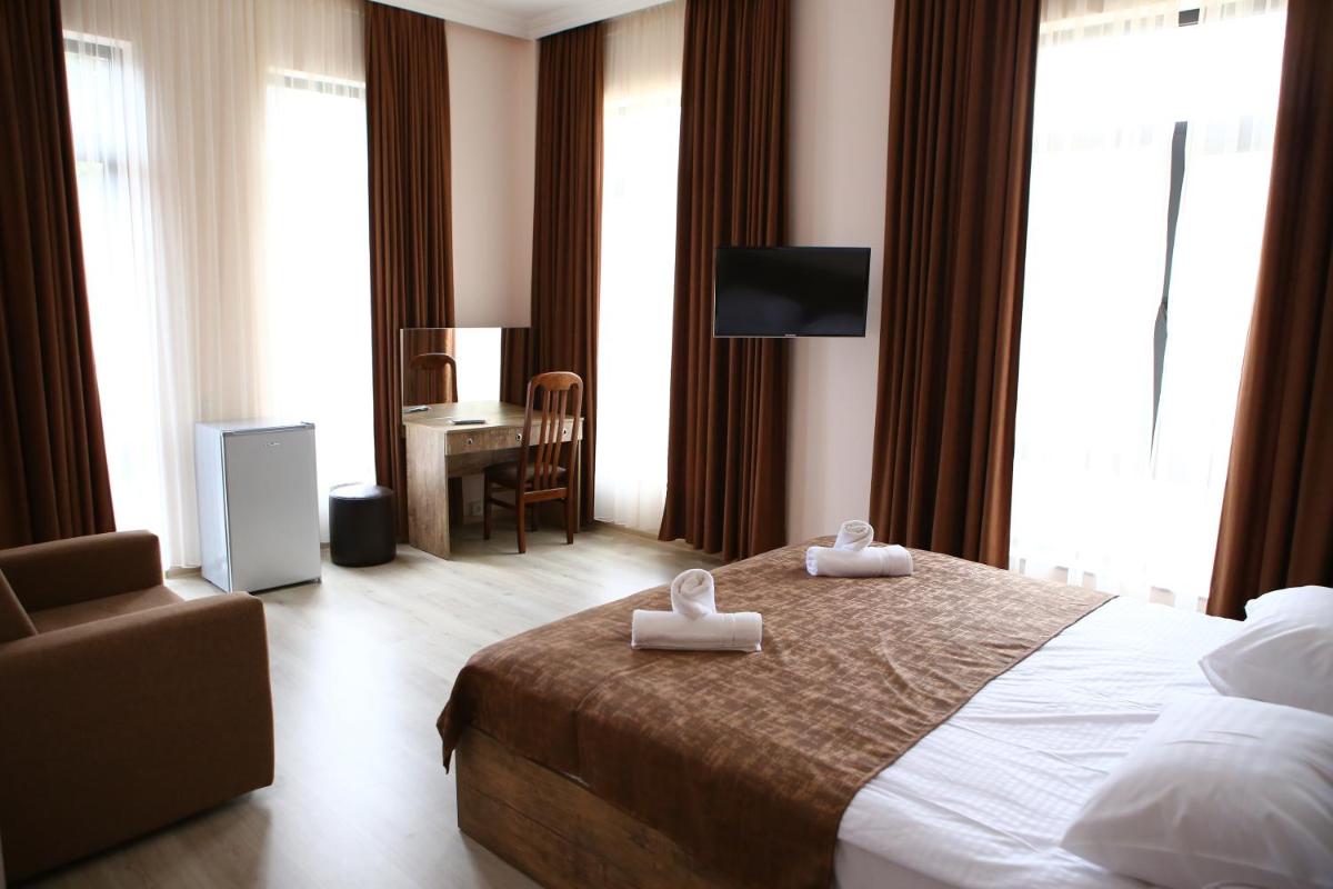 Hotel Holiday Villa - Housity