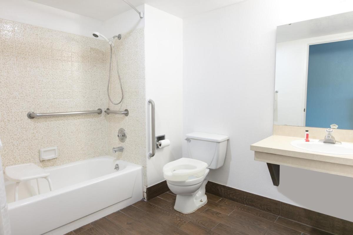 Super 8 by Wyndham Bishop - Housity