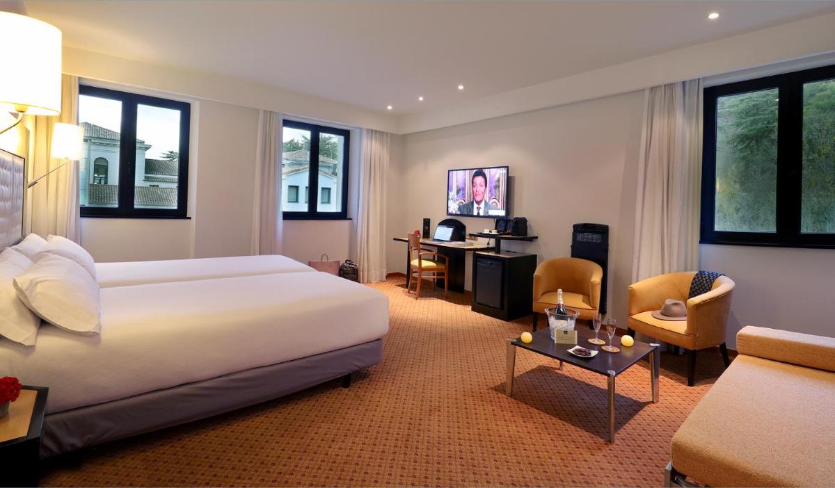 Abba Burgos - Housity