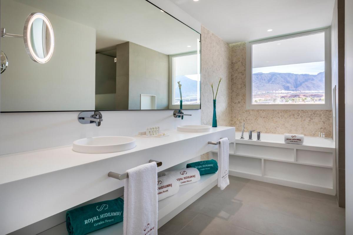 Un baño de Royal Hideaway Corales Suites
