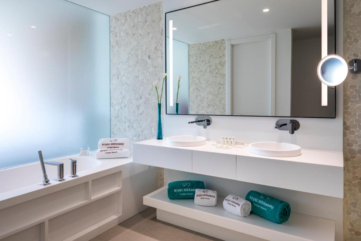 Un baño de Royal Hideaway Corales Suites